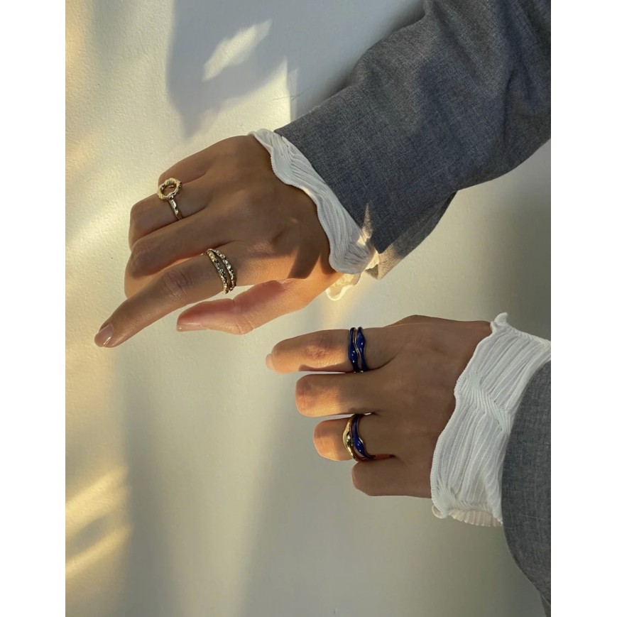 Ring- Balance Enamel in Silber mit Blau von Jeberg Jewellery