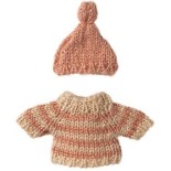 Strickpullover und Mütze