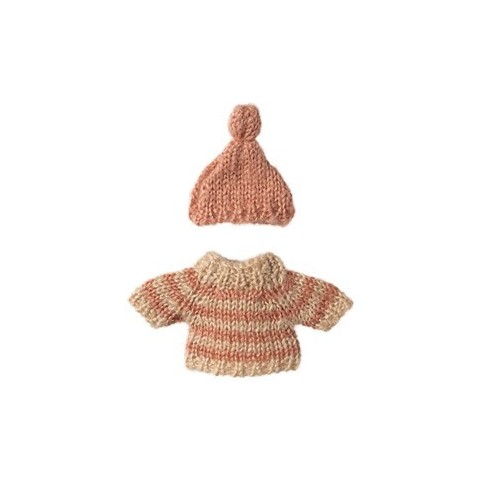 Strickpullover und Mütze
