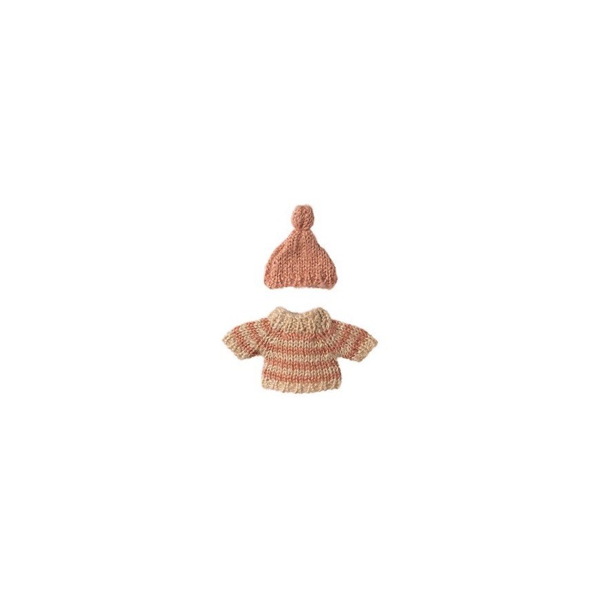 Strickpullover und Mütze