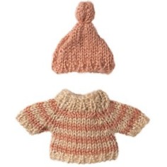 Strickpullover und Mütze