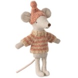 Strickpullover und Mütze