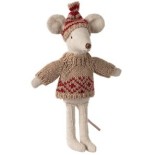 Strickpullover und Mütze