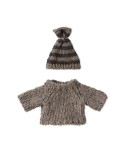 Strickpullover und Mütze