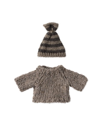 Strickpullover und Mütze
