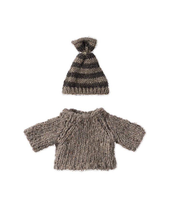Strickpullover und Mütze