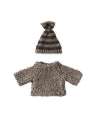 Strickpullover und Mütze