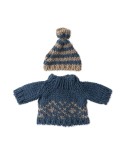 Strickpullover und Mütze