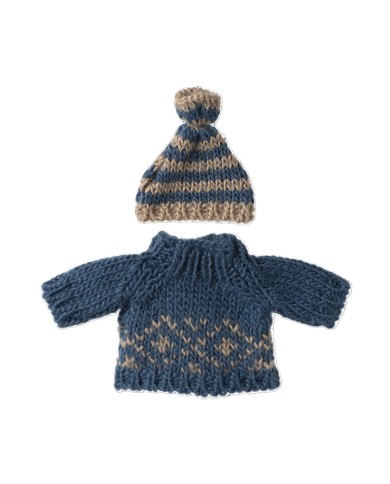 Strickpullover und Mütze