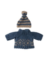 Strickpullover und Mütze