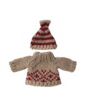 Strickpullover und Mütze