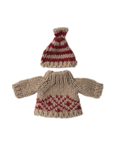 Strickpullover und Mütze