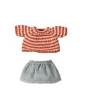 Strickpullover und Rock