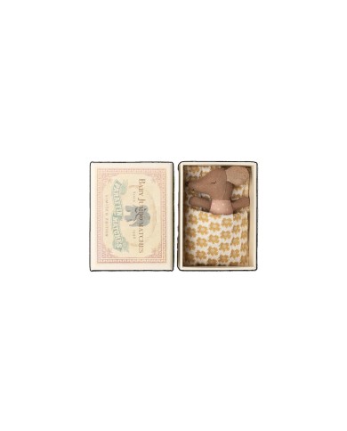 Schläfrige Babymaus in Matchbox