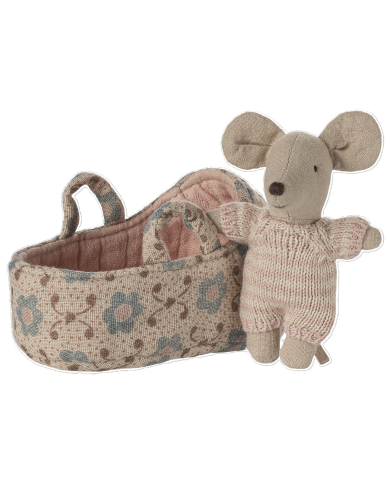 Babymaus in Tragetasche
