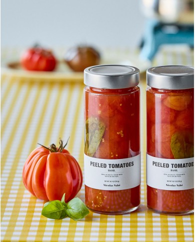 Geschälte Tomaten im Glas