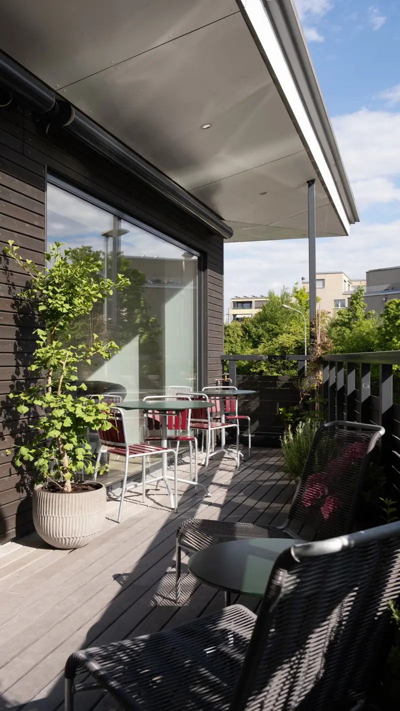 Terrasse der Kaffebutik mit Pflanzen und Sitzplätzen