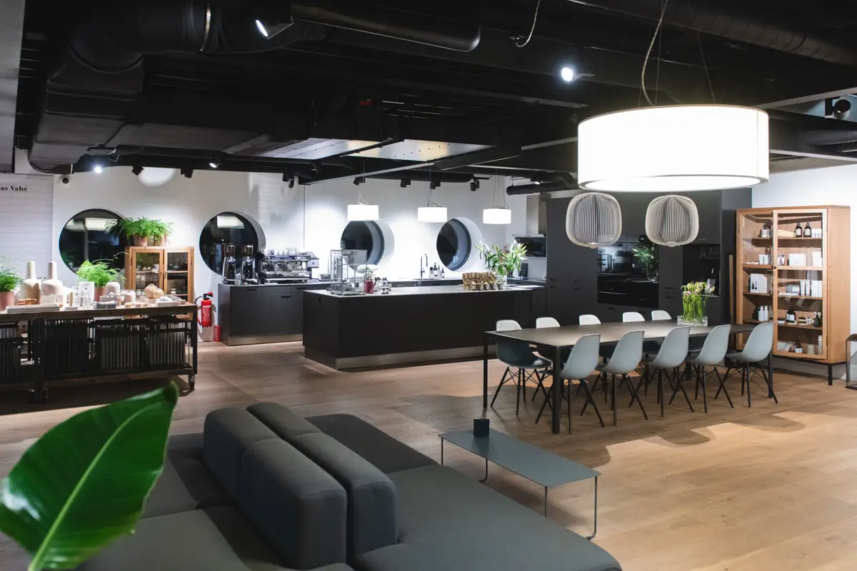 Das Obergeschoss der Kaffebutik: Lounge, Theke, lange Tische und runde Fenster