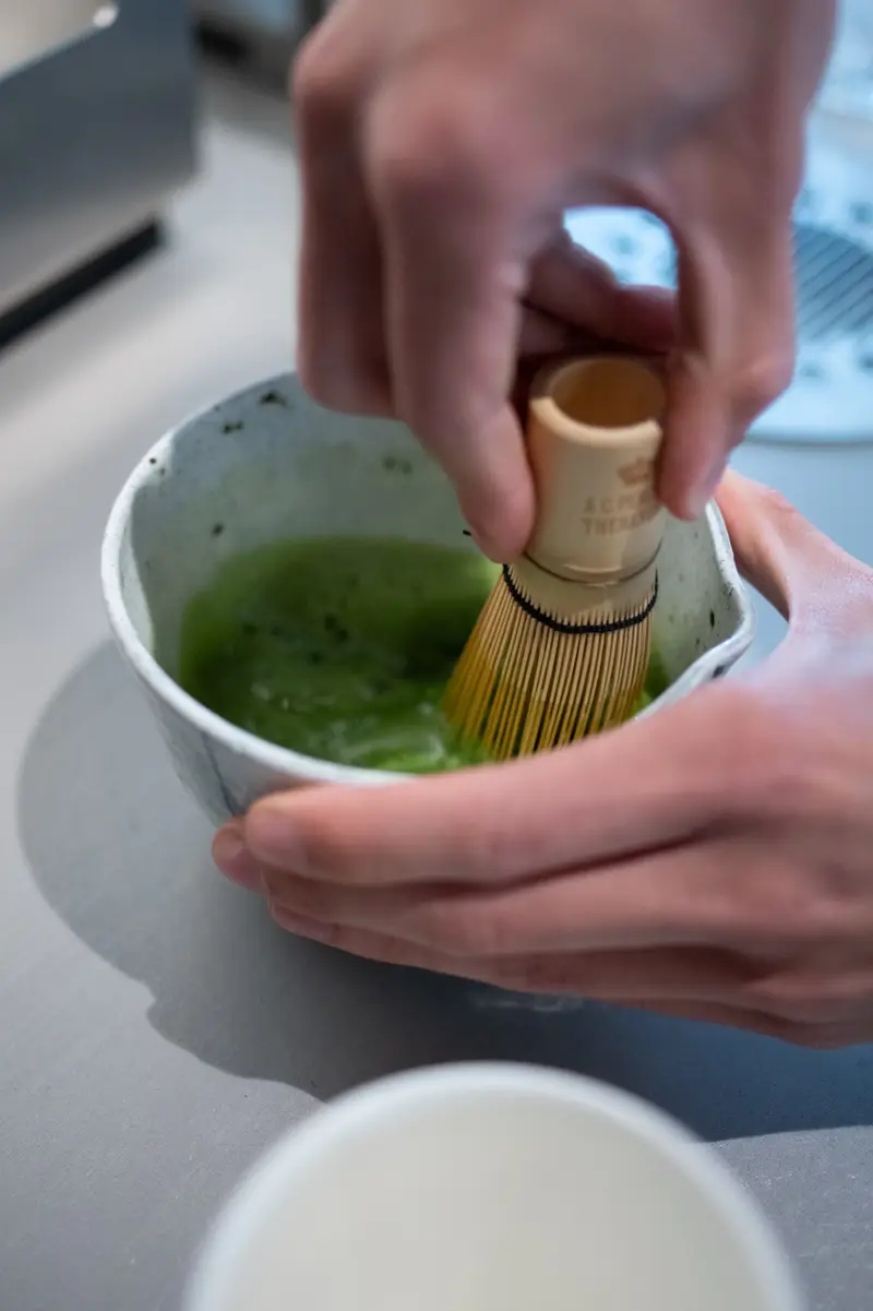 Matcha wird mit dem Bambusbesen aufgeschlagen