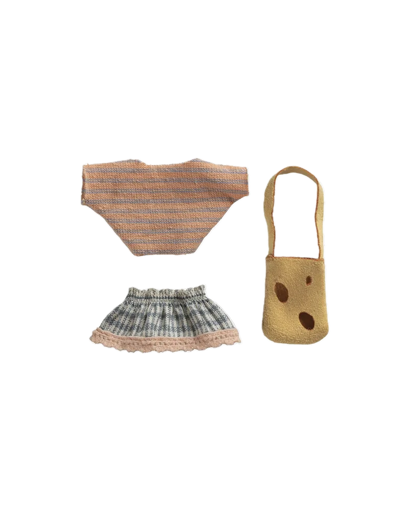 Kleidung und Tasche. Kleine Schwester Maus von Maileg